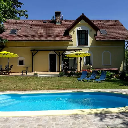 Luxe Hertvíkovice Pensión 3*